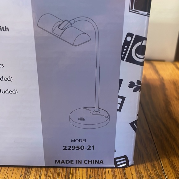 LIGHTACCENTS battery operated desk lamp w/ flexible, gooseneck, bright LED light - Picture 4 of 5